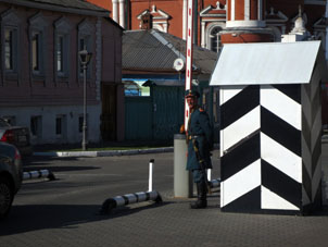 Guardián vestido en uniforme antiguo policiaco en término de la ciudad de Kolomna.