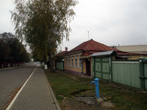 Columna (azul) con grifo de acueducto urbano público en una calle de casas particulares de Kolomna.