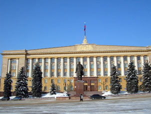 Administración provincial y el Gobierno de Lípetsk, edificio construido en la écpoca de I.V.Stalin. En el perídodo soviético en este edificio también era Comité Provincial del Partido Comunista. Frente el edificio está estatua de V.I. Lenin.
