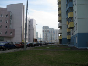 Casas nuevas en la calle Brusílova.