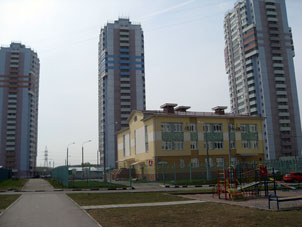 Edificio amarillo es un colegio infantil, actualmente integra en composición de la escuela Nº 2109.