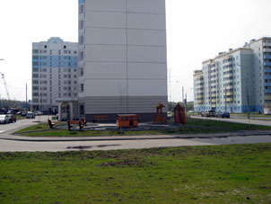 Construcción de la cancha infantil en la calle Brusílova.