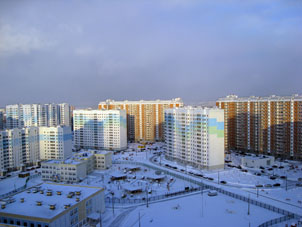 En invierno, Moscú siempre está cubierta con nieve.