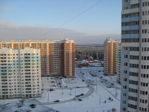 En invierno, Moscú siempre está cubierta con nieve.