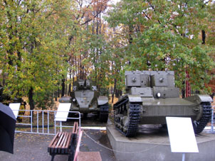 Material bélico soviético de la Segunda Guerra Mundial en el Parque de la Victoria en Moscú.
