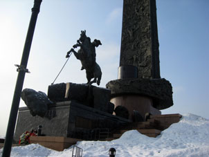 Monumento de la Guerra en el centro de la plaza mayor del Parque.