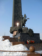 Este fragmento del Monumento simboliza derrota del monstruo fascista.