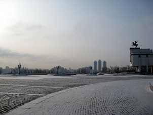 Vista a la Universidad Estatal de Moscú desde la plaza mayor del Parque de la Victoria.