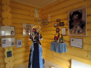 Vestido y otros objetos antiguos en la exposición etnográfica en el recinto cognoscitivo turístico "Russki Park" en la periféria de la ciudad de Pereslavl' Zalesski.
