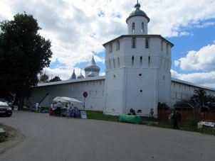 Los monasterios rusos eran también puntos fortificados en la época medieval. Este monasterio Nikitski se presente una fortaleza muy impresionante.