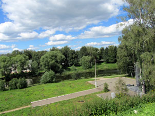 Vista al estanque quedado del foso medieval desde terraplén antigua.