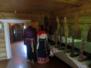 Ropa y otros objetos antiguos en la exposición etnográfica en el recinto cognoscitivo turístico "Russki Park" en la periféria de la ciudad de Pereslavl' Zalesski.
