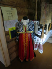 Vestido y otros objetos antiguos en la exposición etnográfica en el recinto cognoscitivo turístico "Russki Park" en la periféria de la ciudad de Pereslavl' Zalesski.