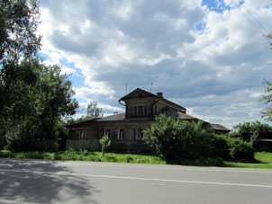 Casa particular antigua rusa de madera en la ciudad de Pereslavl' Zalesski. 