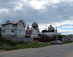 Calle Moskóvskaya (camino hacia Moscú) pasa cerca del monasterio femenino Fiódorovski fundado en el lugar de batalla entre moscovitas y pereslaveños contra tropas de Tver'. 