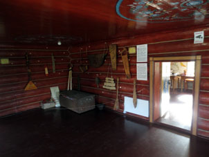 Instrumentos musicales antiguos en la exposición etnográfica en el recinto cognoscitivo turístico "Russki Park" en la periféria de la ciudad de Pereslavl' Zalesski.