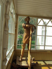 Estatua de madera del  zar (rey) Piotr (Pedro) I El Grande en la entrada en la Rotonda.