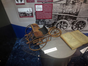 Gran exposición en el recinto está dedicada a las invenciones rusas. En la foto, coche de propolsión con pedallas inventado por Iván Kulibin.
