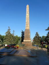 Monumento de los héroes de la Guerra Civil que defendieron el Poder Rojo (socialista) de Tsaritsin (nombre inicial de la ciudad). Es el único monumento conservado durante la Batalla, porqué los pilotos alemanes lo usaba como referencia para orientarse y no bombardeaban.