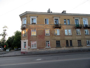 Casa en el rincón de la calles Vokzálnaya y avenida Gagarina.