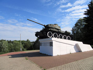 Tanque colocado en calidad del monumento de la Segunda Guerra Mundial.
