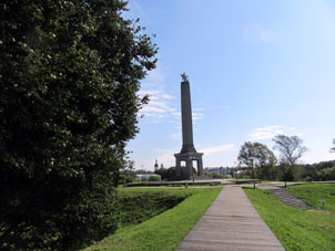 Monumento al honor de los estonios fallecidos defendiendo la ciudad contra las tropas hitlerianas.