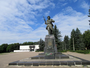 Monumento a Alexánder Matrósov, héroe fallecido en el combate enla Segunda Guerra Mundial.