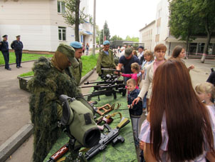 Exposición de la División de Desembarco Aéreo de Pskov en el día de la ciudad de Velikie Luki.