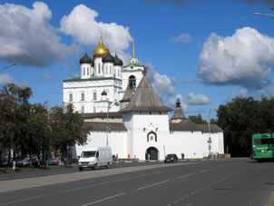 Vista al Kremlin (alcázar) de Pskov desde la Plaza Lenin.