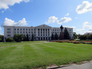 Monumento a V.I. Lenin (Uliánov) y Universidad Estatal de Pskov.