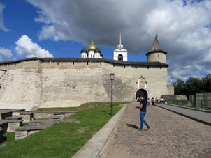Vista al Krom (núcleo de kremlin) desde Dovmóntov górod (ciudadela).