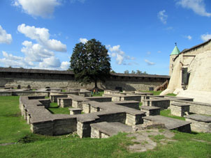 En la muralla, está el "monumento colgante" de la Victoria del Príncipe Alexánder de Neva sobre cruzaderos teutónicos.