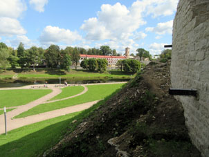 Vista al río Pskova desde la muralla kremlina.