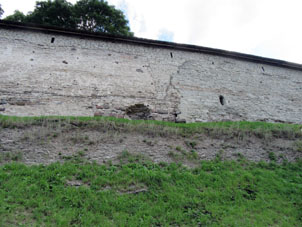 Muralla del Kremlin desde la orilla del río Velíkaya.