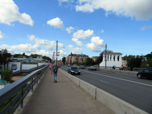 Puente a través del río Velikaya en el centro de la ciudad de Pskov.