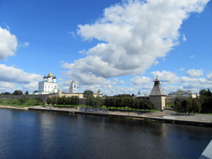 Vista al kremlin desde la orilla opósita. Se puede ver la inscripción "Aquí se inicia Rusia". Pskovitas tienen sus razones para decir así.