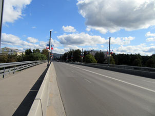 Puente Olginski a través del río Velikaya en el centro de la ciudad de Pskov.