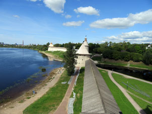 Confluencia del río Pskova al río Velíkaya y muralla kremlina.