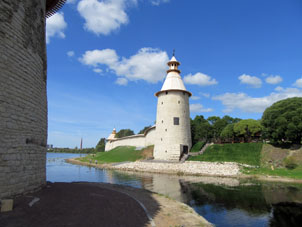 Torres por ambos lados del río Pskova en su confluencia en el Velíkaya.
