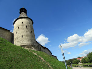 Una torre del kremlin de Pskov.