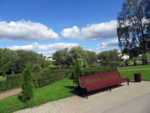 Parque de descanso en la vega del río Pskova dentro del territorio del kremlin.