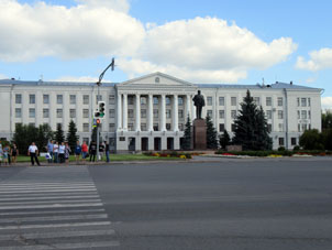 Universidad Estatal de Pskov y monumento a V.I. Lenin (Uliánov).