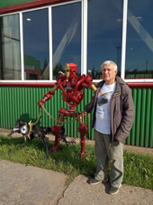 Mi foto con esculturas soldadas en la Fabrica Experimental Mecánica de Velikie Luki (VOMZ).
