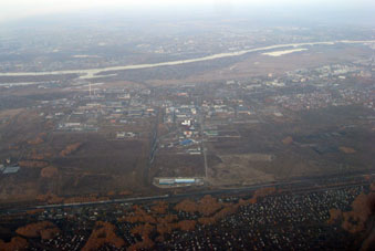Ciudad de Omsk y río Irtysh. Vista desde el avión.