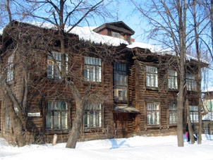 Casa de madera municipal de la época soviética.