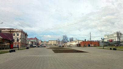Vista a la administración urbana y municipal de Sarápul y a la Plaza Roja desde malecón.