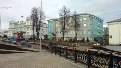 Monumento a Nadezhda Dúrova en la Plaza Roja cerca de la administración de la ciudad de Sarápul.