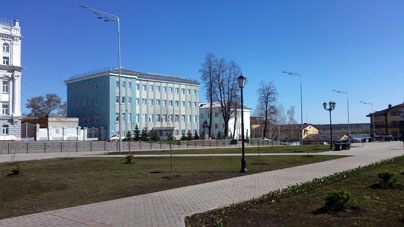 Monumento a Nadezhda Dúrova en la Plaza Roja cerca de la administración de la ciudad de Sarápul.