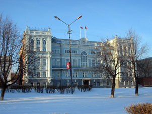 Edificio de la administración municipal y urbana de Sarápul.
