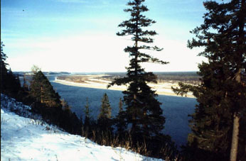 Vista al río Kama en el inicio de invierno.